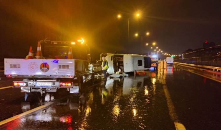 Bağcılar TEM Otoyolu’nda servis minibüsü devrildi:1 ölü 1 yaralı
