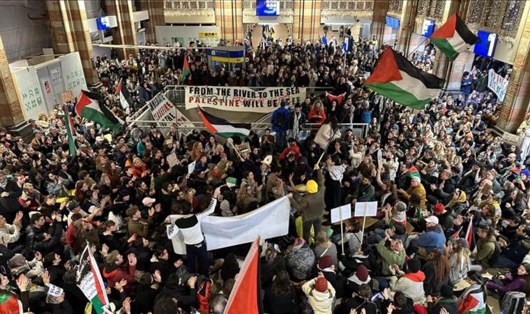 Hollanda’daki tren istasyonlarında Filistin’e destek eylemleri düzenlendi