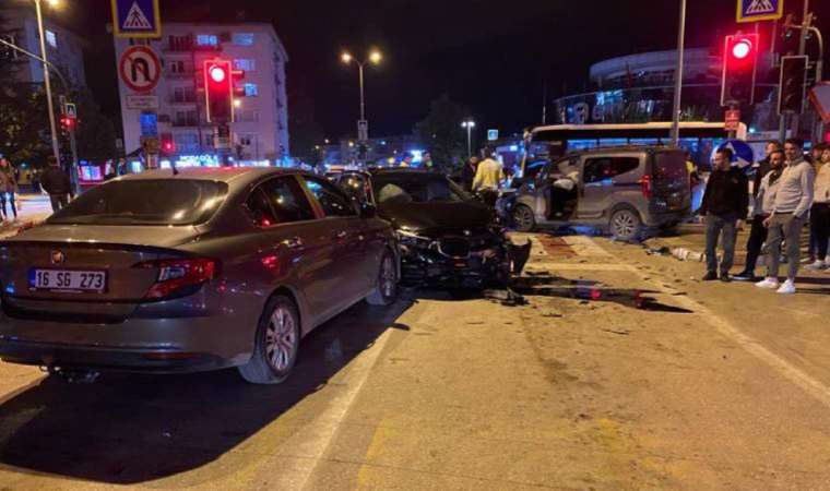 ‘Kırmızı ışık’ ihlali yaptı, 3 araç birbirine girdi!