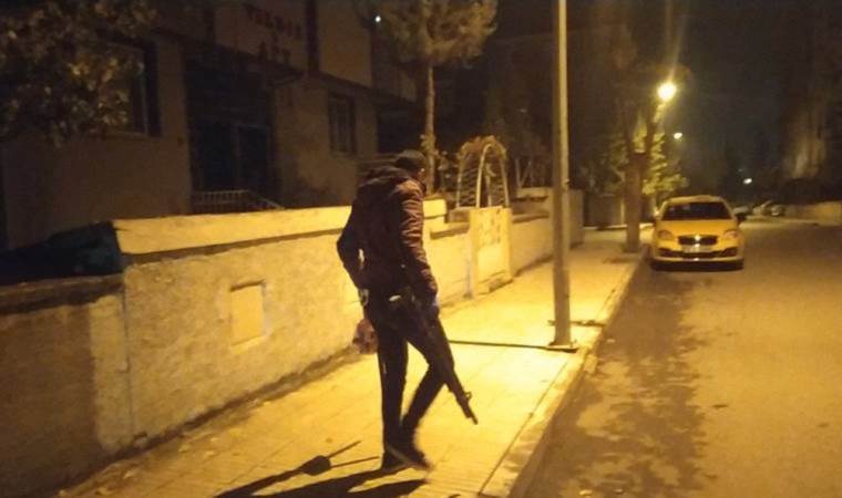 Çocuklara silah satan şüphelinin evine baskın düzenlendi!