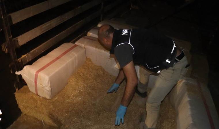 Saman çuvallarının arasında uyuşturucu saklamışlar!