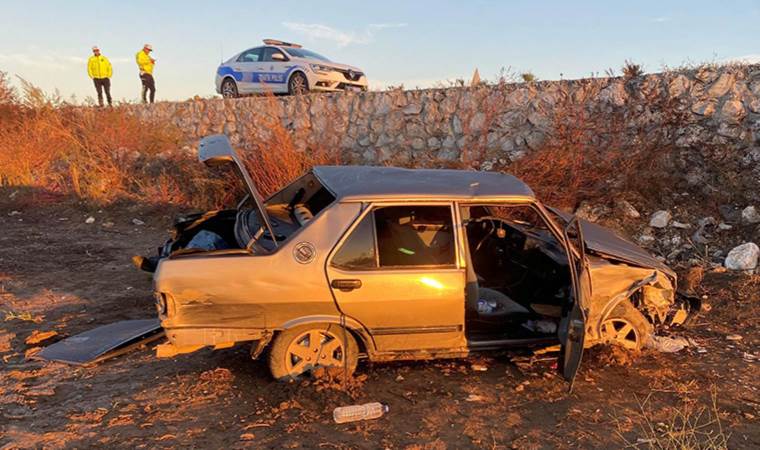 Otomobil şarampole yuvarlandı: 3’ü çocuk 5 yaralı