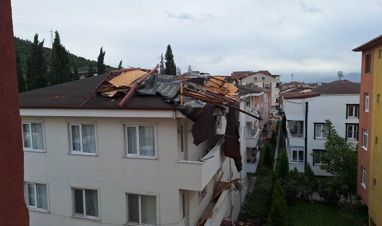 4 katlı binanın çatısı, yan binanın üzerine uçtu