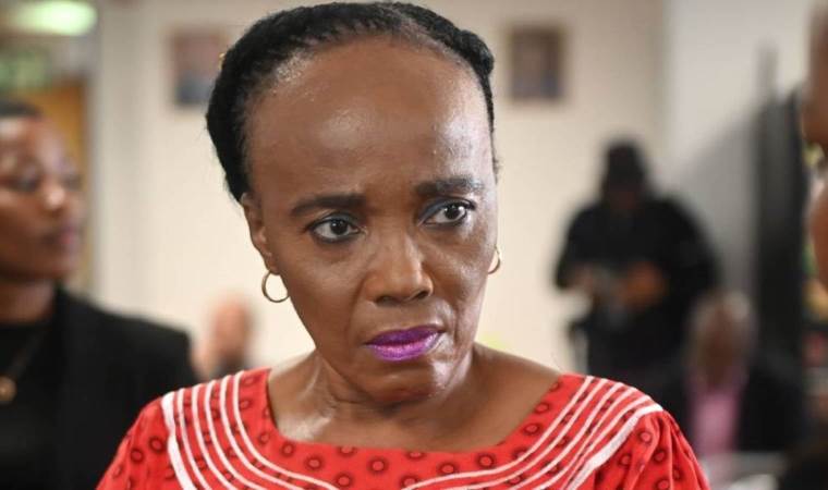 Bakan arabasının içinde soyuldu: Korumaların tabancaları çalındı