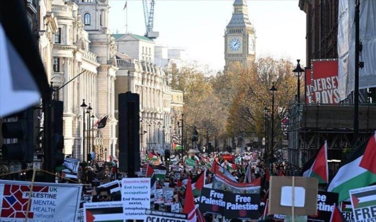 İngiltere’de on binlerce kişi Filistin’i desteklemek için 7. kez sokaklara çıktı
