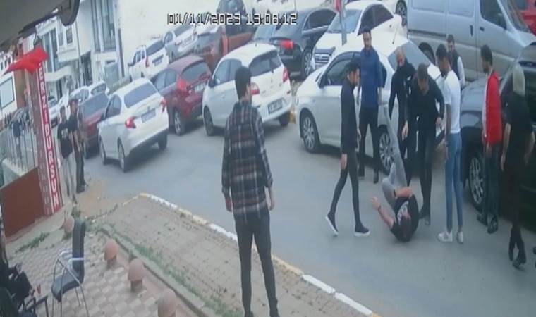 Sultanbeyli’de dehşet anları: Çarptığı sürücüyü arkadaşlarını çağırıp darbetti, silah çekti