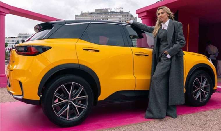 Lexus LBX Madrid’de şarkıcı Hadise ile sahnede
