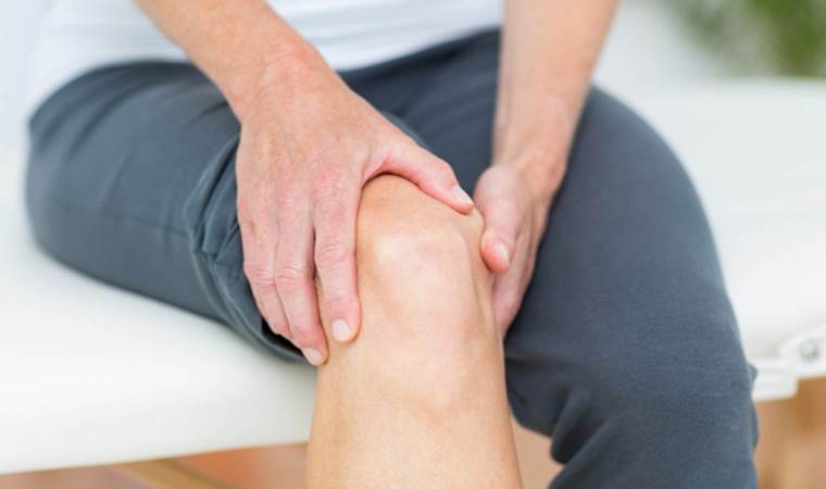 Diz ağrısı mı çekiyorsunuz? Ağrılarınızı bitirmek için 5 yöntem… Haftada 3 kez yapmanız yeterli