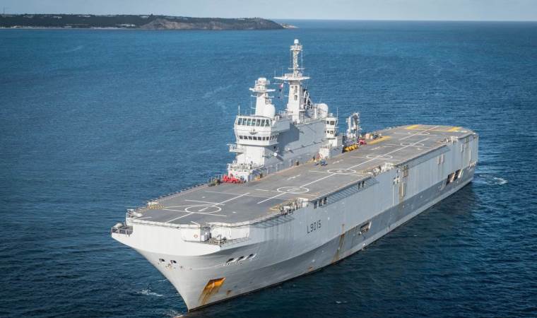 Gazze’ye yeni bir helikopter gemisi gönderdi