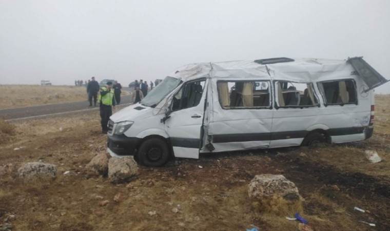 Cenazeye gidenleri taşıyan minibüs devrildi: Çok sayıda yaralı var