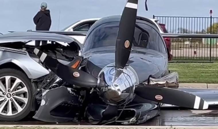 Uçak, otomobile çarptı