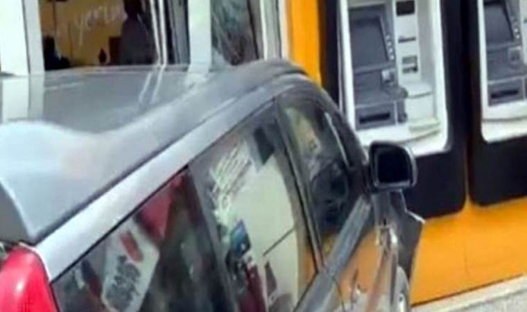 Araç kontrolden çıktı: Banka şubesine girdi