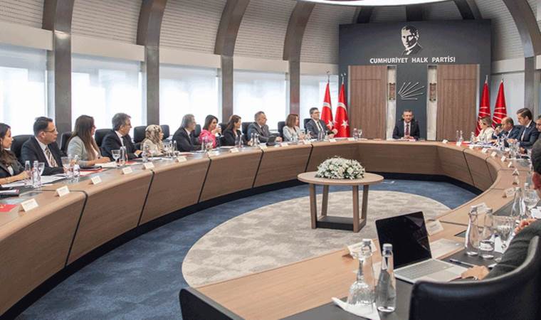 CHP’nin yeni MYK’si Özgür Özel başkanlığında toplandı