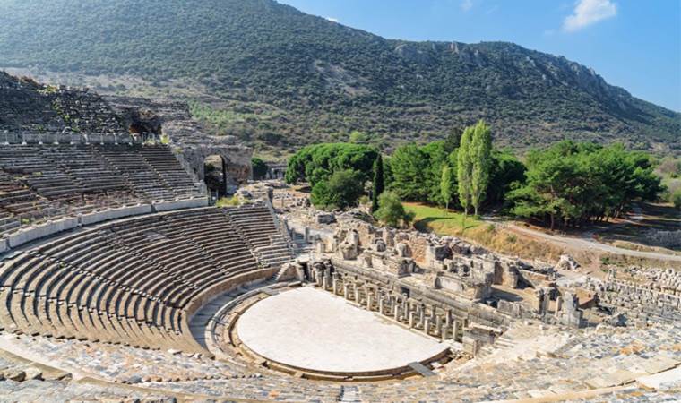 Depremlerde 2 bine yakın tarihi eser zarar gördü