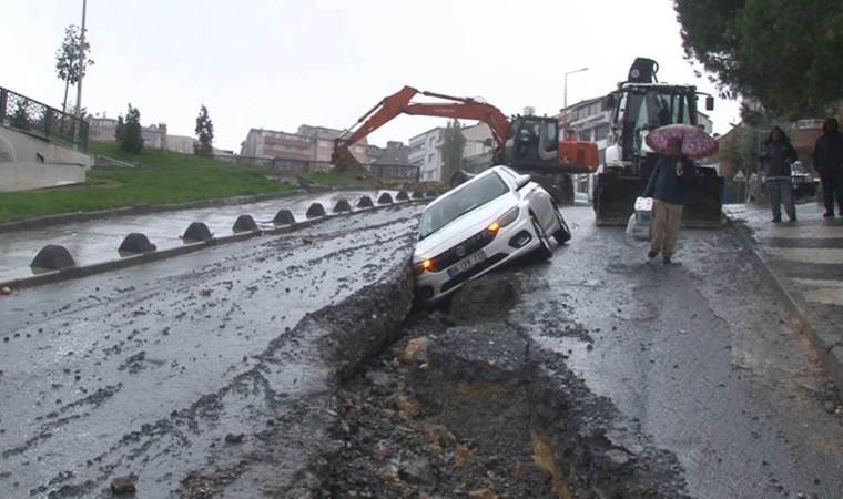 Arnavutköy’de otomobil çukura düştü