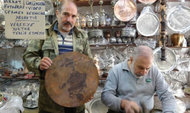 Mardinli kardeşler babalarından öğrendikleri bakırcılığı sürdürüyorlar