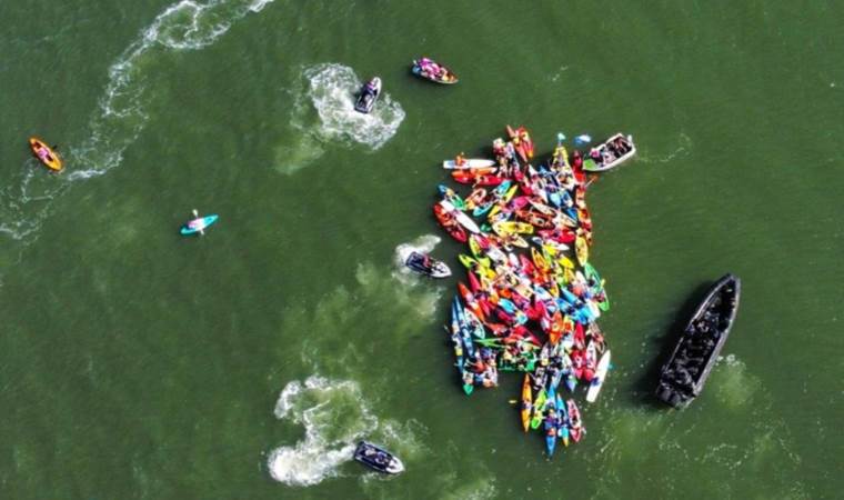 Avustralya’da yüzlerce iklim aktivisti kanolarla limanı kapattı