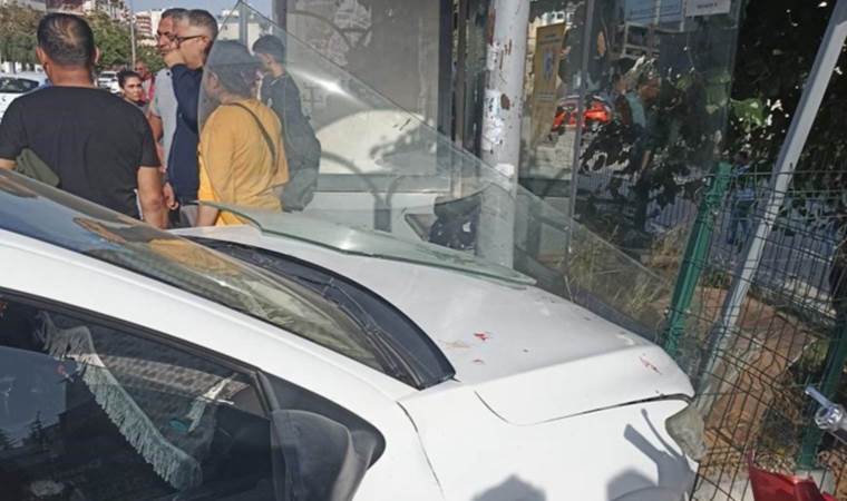 Otomobil okul çıkışı saatinde durağa daldı: 3 öğrenci yaralandı