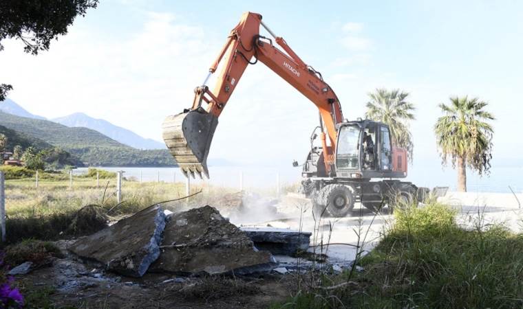 Kuşadası’nda kaçak yapılar bir bir yıkılıyor