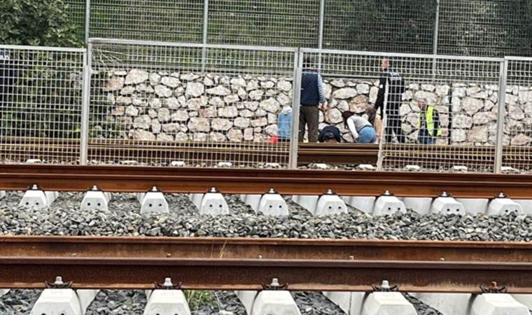 Raylarda yürürken Yüksek Hızlı Tren (YHT) çarptı