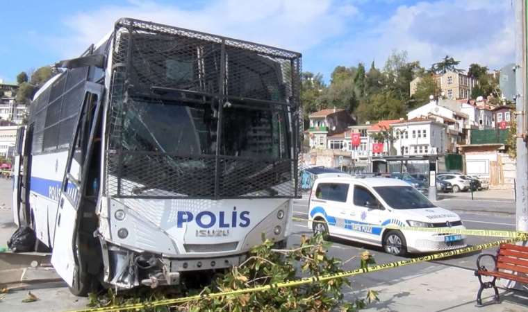 Çevik kuvvet otobüsü otomobile çarptı… 2 polis memuru yaralandı!