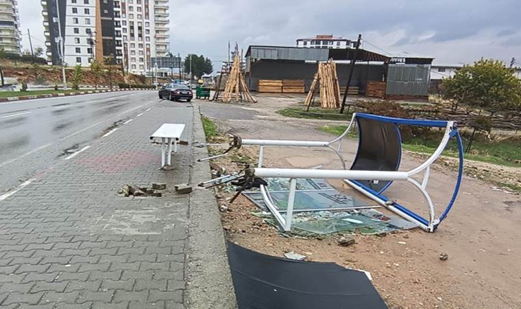 Siirt’te fırtına: Otobüs durağı ve ağaçlar devrildi