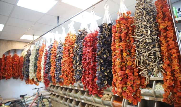 Gaziantepliler kurutmalıklardan vazgeçemiyor… Kış aylarının vazgeçilmezi