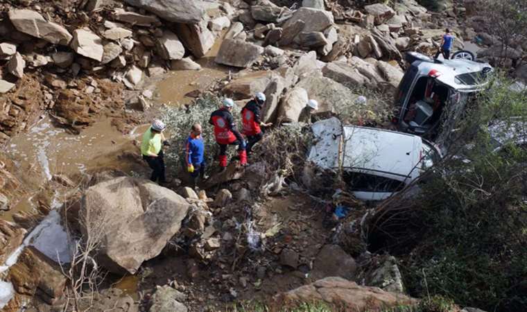 Aydın Söke’yi sağanak vurdu… Nişan dönüşü sele kapıldılar: 3 ölü, 1 kayıp!