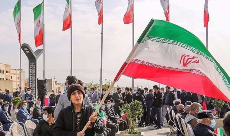 İran’da gösteriler başladı: Eski ABD Büyükelçiliği önü karıştı