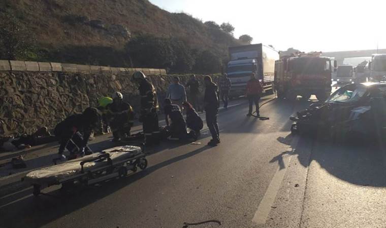 Otomobil, TIR’a çarptı: 1’i ağır 3 yaralı