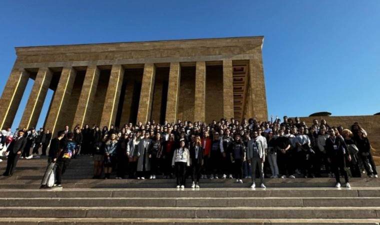 İzmir’in gençleri Ata’nın huzurunda