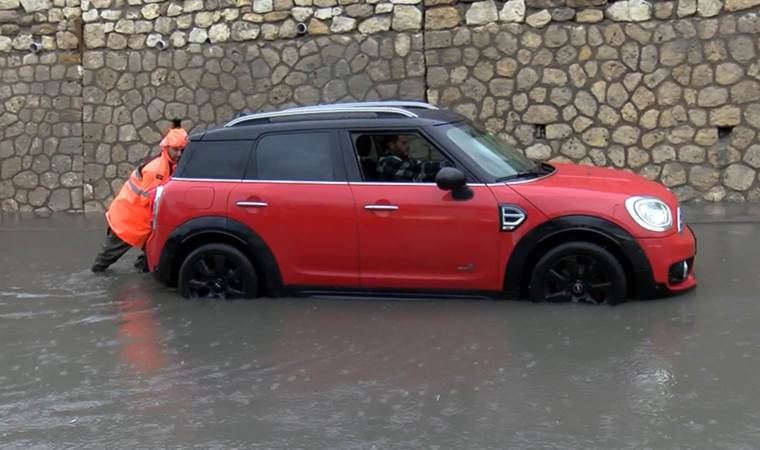 Bakırköy’de sahil yolunu su bastı: 3 araç mahsur kaldı