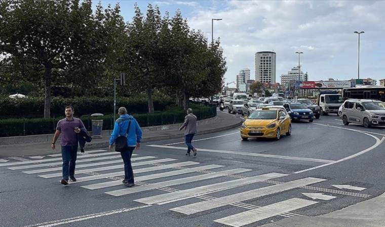 Lassa yaya geçitlerine dikkat çekiyor: ‘Sağlam durmaya, hayatı korumaya’ çağırıyor