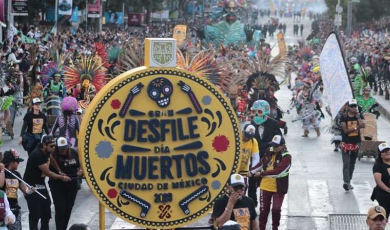 ‘Ölüler Günü’ renkli görüntülere sahne oldu