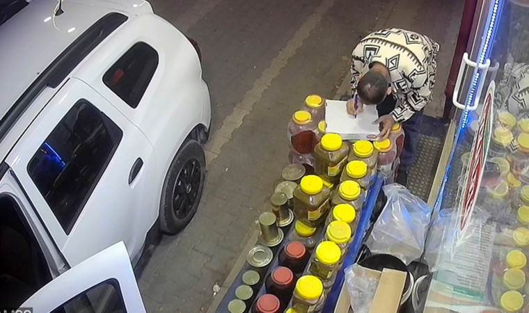 Kapalı marketin önünden ürünleri alıp, not bıraktı
