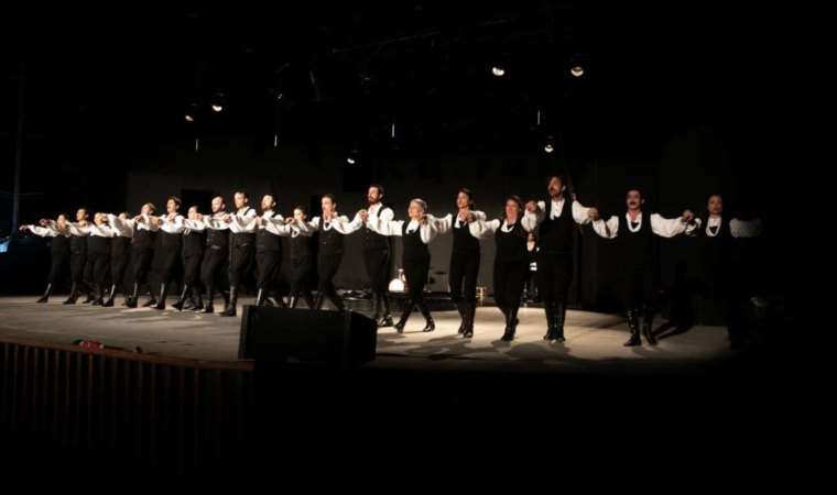 Deli Dumrul oyunu Bodrum Kalesi’nde ayakta alkışlandı