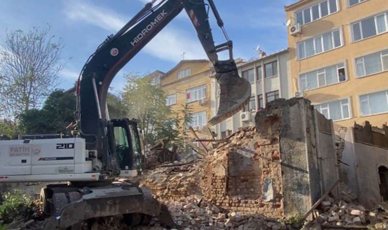 Fatih’te çökme yaşanan metruk binada yıkım başlatıldı