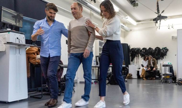 Dünyada bir ilk: Parkinson hastası yürüdü