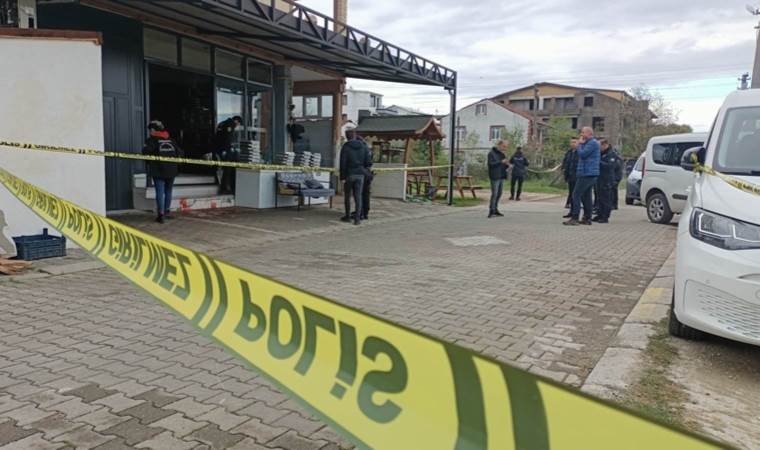 İşyerinin önünde silahlı saldırı: Başından vuruldu!