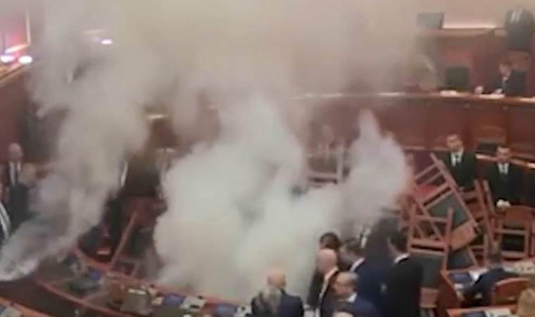 Parlamento oturumunda sis bombalı eylem