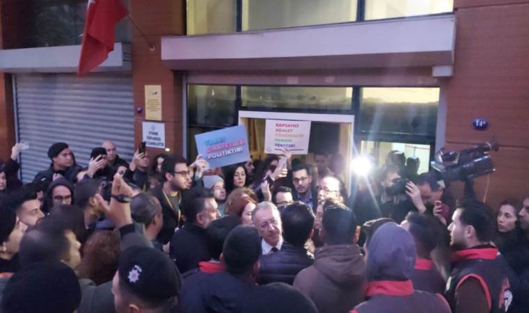 İzmir’de LGBT bayrağı gerginliği!