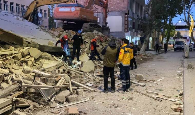 Depremde ağır hasar alan bina çöktü…