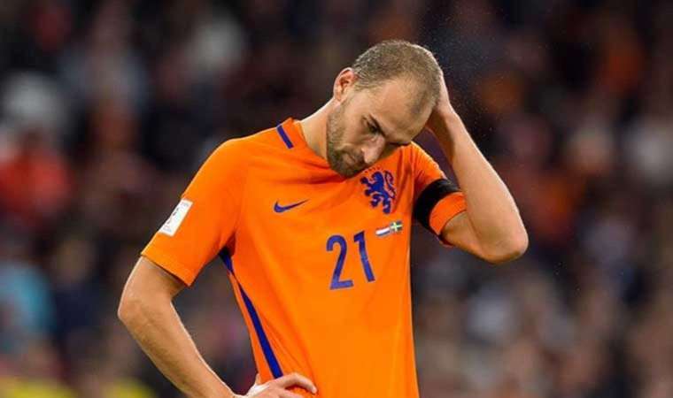 Sahada kalp krizi geçirmişti… Hollandalı yıldız Bas Dost’tan flaş karar!