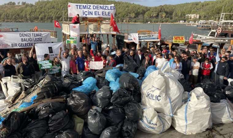 Bodrum’da deniz dibi ve kıyı temizliğinde yaklaşık 15 ton atık toplandı