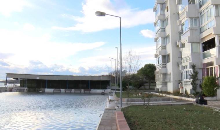 Küçükçekmece’de deniz taştı!