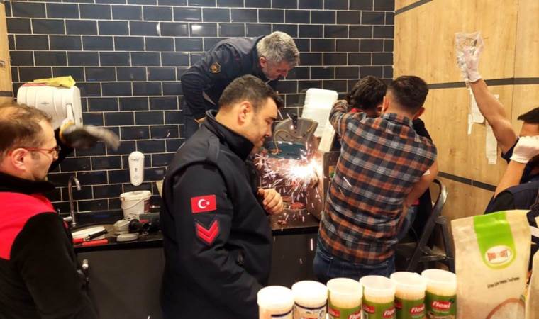 Kolunu kıyma makinesine kaptırdı: Makineyle birlikte hastaneye kaldırıldı