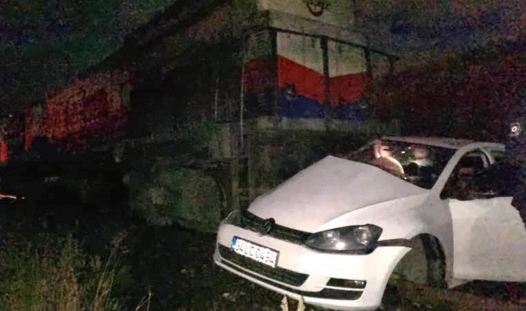 Feci kaza… Yük treni otomobile çarptı: 5 kişi yaralandı!