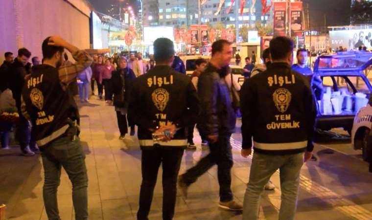 Mecidiyeköy’de şüpheli paket alarmı: Panik anları kamerada