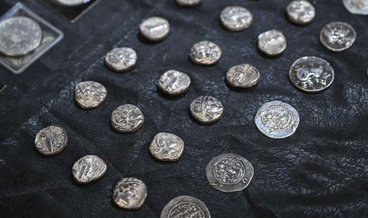 Tarihi eser kaçakçılarına operasyon: 4 bin 212 sikke ele geçirildi!