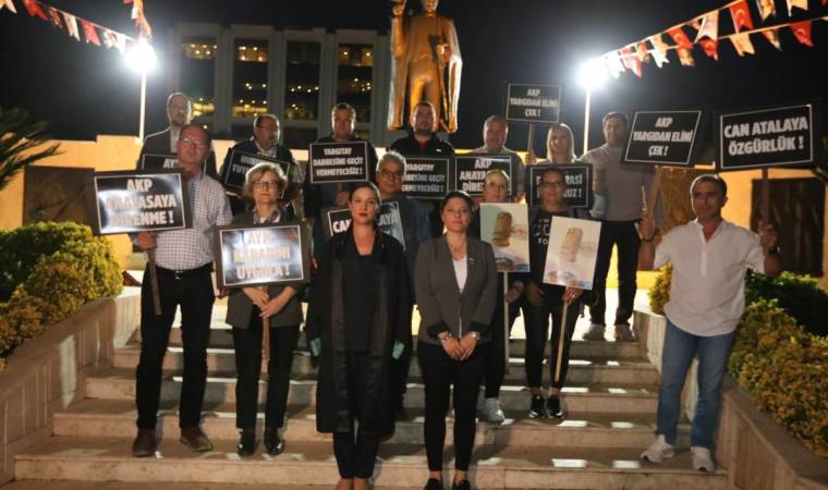 Başkan Sengel hukuk devletini savunmak için cübbesiyle sokağa indi